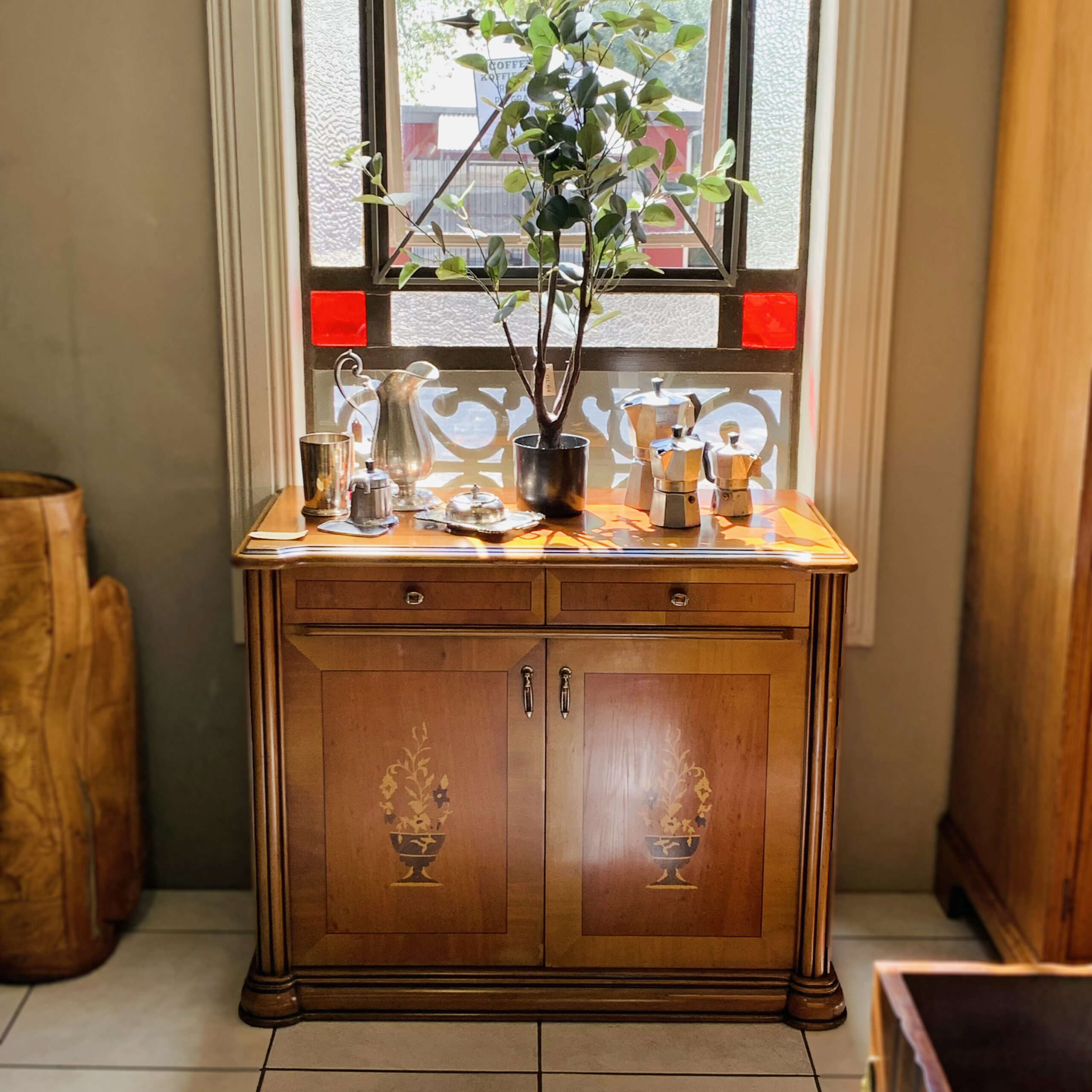Cabinets & Bookcases