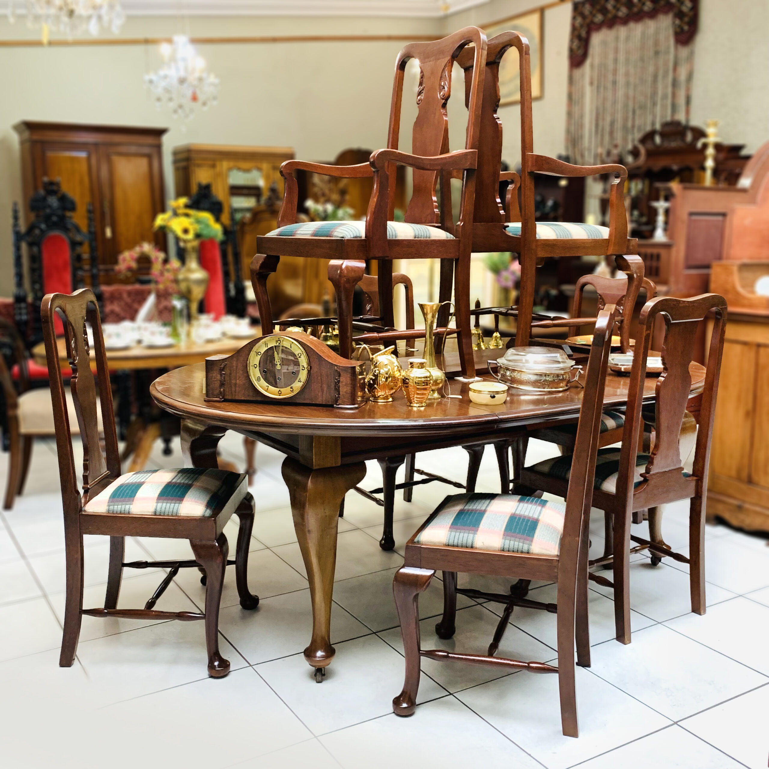 Edwardian Mahogany Extension Table & 8 Chairs